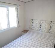 Bedroom 5 Comfortable 3-bed Caravan - Combe Haven