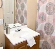 Toilet Kamar 6 Lasalle 1C · Centrally Located, Gated Apt. Perfect for Groups!
