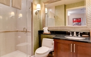 In-room Bathroom 6 StripViewSuites Two Bedroom at Signature