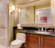 In-room Bathroom 6 StripViewSuites Two Bedroom at Signature