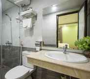 In-room Bathroom 3 Golden Lotus Airport Hotel