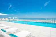 สระว่ายน้ำ Daytona Grande Oceanfront Resort