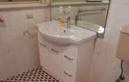 In-room Bathroom 6 Campbelltown Holiday Home 3 Bed & Parking