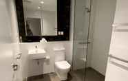 Toilet Kamar 7 KOZYGURU Chatswood Luxury Studio