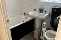 Toilet Kamar Cosy and Modern 2-bed House in Great Yarmouth