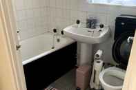 In-room Bathroom Cosy and Modern 2-bed House in Great Yarmouth