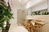 Toilet Kamar Romantic Jungle Villa, 1 BR, Ubud With Staff