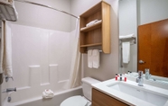ห้องน้ำภายในห้อง 6 Microtel Inn & Suites by Wyndham Liberty/NE Kansas City Area