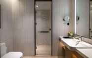 In-room Bathroom 7 Ramada by Wyndham Wuhan Jiangan