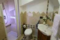 Toilet Kamar Peaceful Villa in Montefiascone with Hot Tub