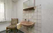 Toilet Kamar 7 Beautiful Apartment in Winnen Near Forest and Town Centre