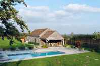 Kolam Renang Splendid Castle in Perwez-haillot With Sun-loungers