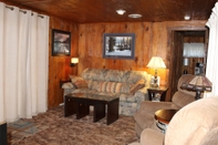 Lobby Dog Friendly Cabin Only Steps to the Lake