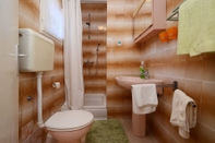 Toilet Kamar Laidback Apartments