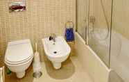 Phòng tắm bên trong 4 3-bed Apartment in Town Centre With Beach Access!