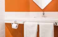 Toilet Kamar 5 Ibis budget Lyon Est Saint Quentin Fallavier