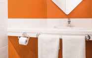 In-room Bathroom 5 Ibis budget Lyon Est Saint Quentin Fallavier