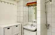 Toilet Kamar 2 Stunning 2-bed Apartment at the Beach, 12C