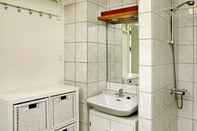 Toilet Kamar Stunning 2-bed Apartment at the Beach, 12C