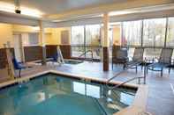 Swimming Pool Fairfield Inn & Suites by Marriott Marquette