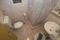 Toilet Kamar Apartment Slatina