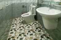 In-room Bathroom Van Quynh Hotel Dalat