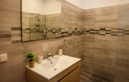 In-room Bathroom 2 Lithostroto Suites