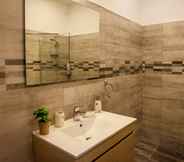 In-room Bathroom 2 Lithostroto Suites