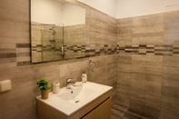 In-room Bathroom Lithostroto Suites