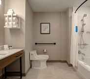 Toilet Kamar 5 Hampton Inn by Hilton Montreal Downtown