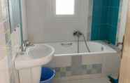 Toilet Kamar 6 Airbetter - Beachfront 2 Bedroom Apartment in Kelibia