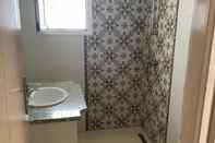 Toilet Kamar Airbetter - Beachfront 2 Bedroom Apartment in Kelibia