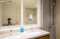 In-room Bathroom 2B-Urbana3-17-104