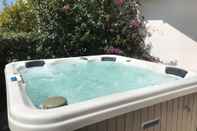 Kemudahan Hiburan Elisa Seaside Luxury Suite Private hot Tub, Beach