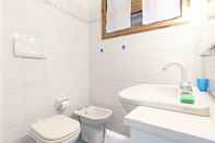 In-room Bathroom Deiva Marina Sea View Flat with Garage