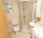 In-room Bathroom 3 Apartments Belin Mljet