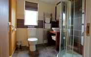 In-room Bathroom 5 Beautiful 2-bed Lodge With hot tub and Saunain Ely