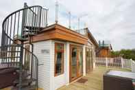 Common Space Beautiful 2-bed Lodge With hot tub and Saunain Ely
