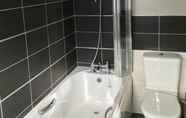 In-room Bathroom 4 Beautiful 2-bed Lodge With hot tub and Saunain Ely
