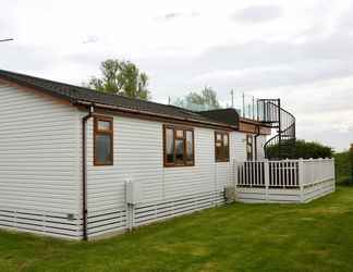 Exterior 2 Beautiful 2-bed Lodge With hot tub and Saunain Ely