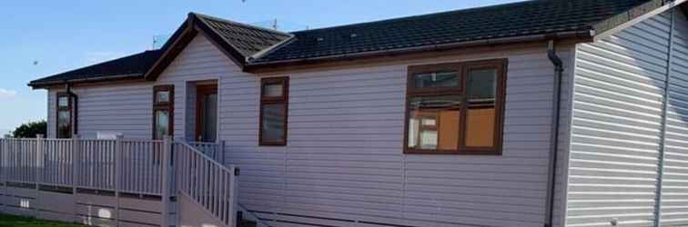 Exterior Beautiful 2-bed Lodge With hot tub and Saunain Ely