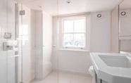 In-room Bathroom 7 The Notting Hill Escape - Modern & Bright 3bdr Flat With Balcony