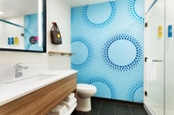 In-room Bathroom Tru By Hilton Thornburg
