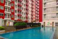 Kolam Renang Cozy Living Studio Apartment Taman Melati near Universitas Indonesia