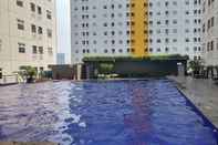 Kolam Renang Great Choice Studio Green Pramuka Apartment