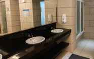Toilet Kamar 3 Fully Furnished with Comfortable 1BR Apartment at Mustika Golf Residence