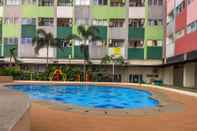 สระว่ายน้ำ Cozy 2BR @ Sentra Timur Residence Apartment