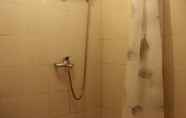 Bilik Mandi dalam Bilik 7 Simply Homey 1BR Apartment at Parahyangan Residence near UNPAR