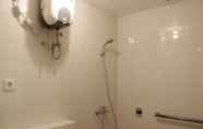 Toilet Kamar 4 Homey and Chic 2BR Apartment Newton Residence