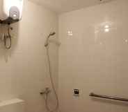 In-room Bathroom 4 Homey and Chic 2BR Apartment Newton Residence